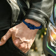 Load image into Gallery viewer, El modelo está usando la pulsera náutica &quot;Madre e Hijo Siempre Unidos&quot; en la variante azul.
