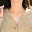 Load image into Gallery viewer, modelo femenino con la variante plateada del collar con corazón grabado &quot;A mi hija, te amo&quot;
