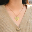 Load image into Gallery viewer, modelo femenino con la variante dorada del collar con corazón grabado &quot;A mi hija, te amo&quot;
