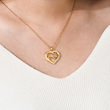 Load image into Gallery viewer, Modèle féminin portant un collier de cœur en or personnalisé avec nom et pierre de naissance
