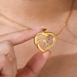 Load image into Gallery viewer, Modèle féminin tenant un collier de cœur en or personnalisé avec nom et pierre de naissance
