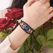 Load image into Gallery viewer, modelo femenina con pulsera del zodiaco
