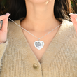 Load image into Gallery viewer, Modèle féminin portant la variante argentée du collier cœur gravé &quot;À ma fille, je t&#39;aime&quot;.
