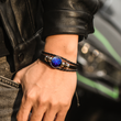 Load image into Gallery viewer, Modelo masculino llevando pulsera de Signos del Zodiaco de Aries
