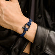 Load image into Gallery viewer, Modelo masculino con brazalete náutico azul
