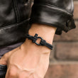 Load image into Gallery viewer, Modelo masculino con brazalete náutico negro
