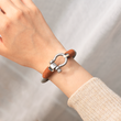 Load image into Gallery viewer, modelo femenino con pulsera náutica omega gris
