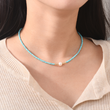 Load image into Gallery viewer, Modèle féminin portant le collier de perles d&#39;eau douce sur variante turquoise
