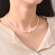 Load image into Gallery viewer, Modelo femenina que lleva la variante blanco de la Nieta, estoy tan orgullosa de ti Perla de agua dulce collar
