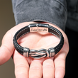 Load image into Gallery viewer, Un modèle tenant le Bracelet en cuir tressé « Mère et fils à jamais liés »
